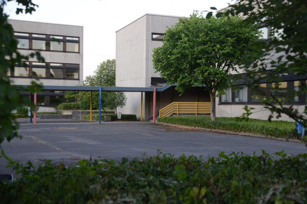 GGS Fach und Hauptgebäude Schulhof