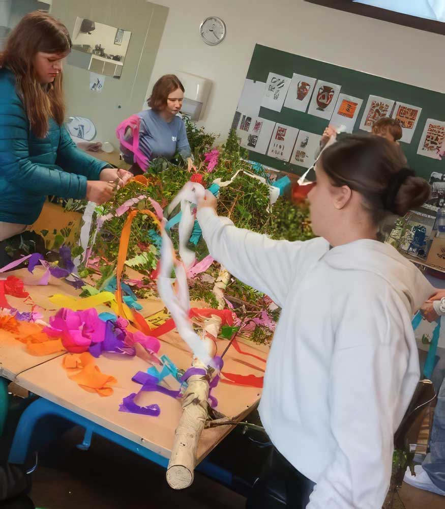 Schüler am Gymnasium Speicher mit Austauschschülern aus Teneriffa bei der Osterdekoration am Tisch