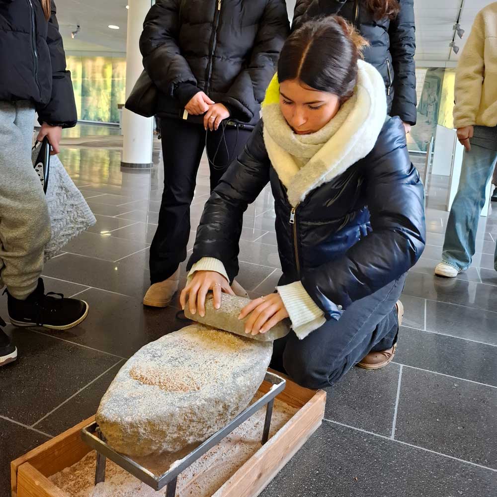 Spanische Schülerin bearbeitet einen Stein in einem Workshop im Rahmen des Schüleraustauschs