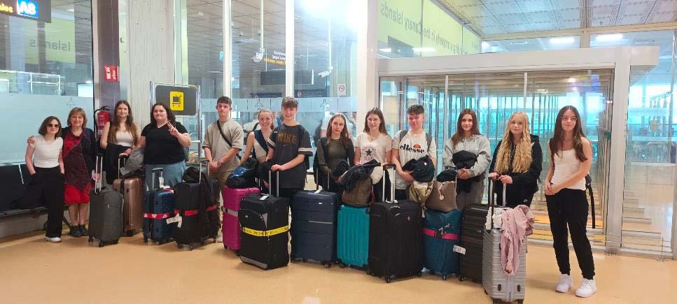 Gymnasium Speicher Gruppe von 12 Schüler:innen am Flughafen vor Abflug nach Teneriffa zum Schüleraustausch