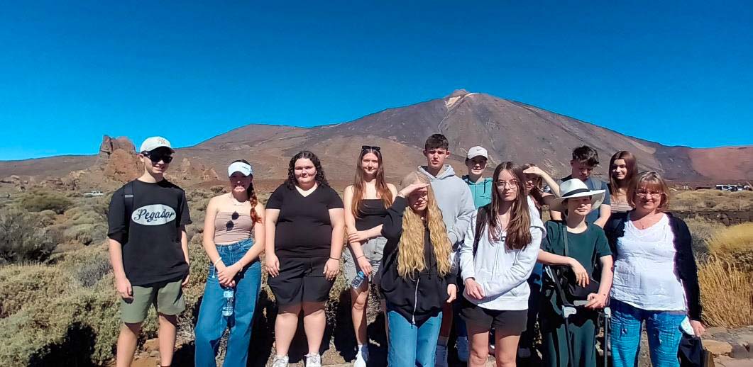 Schülergruppe des GGS vor einem Vulkan auf Teneriffa im Schüleraustausch 2024