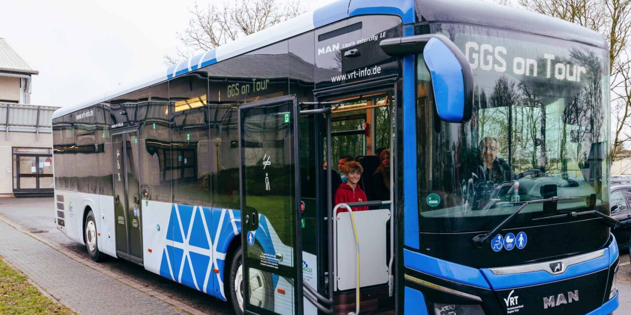 Schulbus von außen vor der Haltestelle Schulzentrum Kiga am Gymnasium Speicher